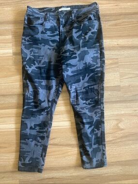 Levi's 721 High Rise Skinny Black & Gray Camo Jeans